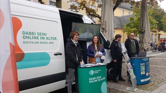 Unser Mobilreferent Johannes Diller steht neben Ansprechpersonen der Volkshochschule und von Br&uuml;hl digital vor dem Infomobil