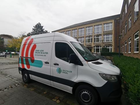 Unser Infomobil steht vor der Kreisverwaltung D&uuml;ren