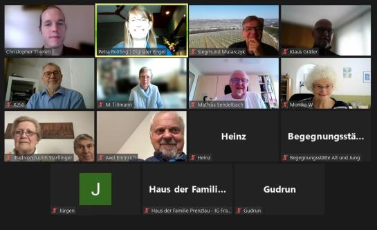 Ein Bildschirmfoto von der Veranstaltung &uuml;ber die Videokonferenz-Plattform Zoom. Zehn Teilnehmende haben die Kamera angeschaltet. Weitere f&uuml;nf Teilnehmende sind ohne Bild in der Sitzung.