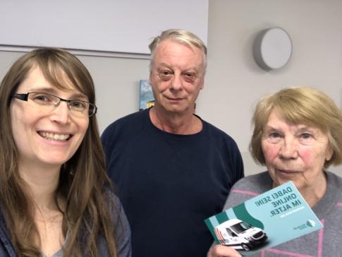 Ein Selfie mit der Referentin Petra vom Digitalen Engel mit den zwei Teilnehmenden Michael und Elfi. Elfi h&auml;lt einen Projektflyer in die Kamera.