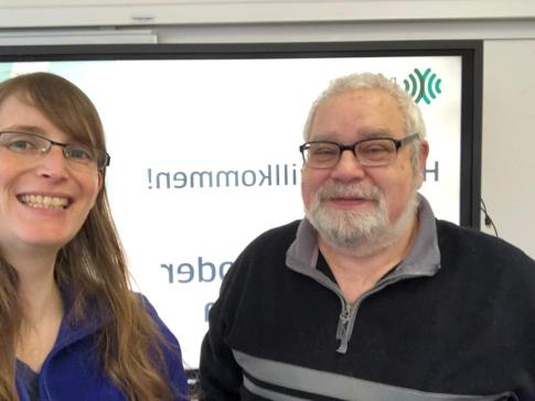 Ein Selfie von Referentin Petra Rollfing und Herr Schr&ouml;ter, dem Leiter der PC-Kurse.