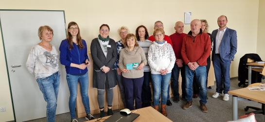 Ein Gruppenbild der Veranstaltung mit den Teilnehmenden, der Gesch&auml;ftsf&uuml;hrerin Frau Heydel und dem B&uuml;rgermeister Herr Hetzel. Herr Hetzel steht auf der rechten Seite. Frau Heydel zwischen den Teilnehmenden.