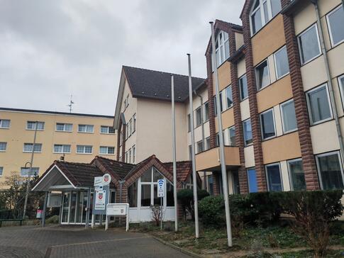 Das Rathaus von Au&szlig;en mit mehreren zusammenh&auml;ngenden H&auml;usern