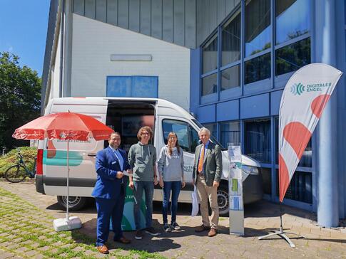 Vor dem Info-Mobil stehen von links nach rechts: Amr Akel (1. Vorsitzender Beverunger Seniorennetz e.V. ), Mobilreferent Johannes, Mobilreferentin Petra und Franz-Ludwig Bl&ouml;mker (Vorsitzender der Bundesarbeitsgemeinschaft Seniorenb&uuml;ros (BaS) und Beiratsmitglied beim Digitalen Engel)