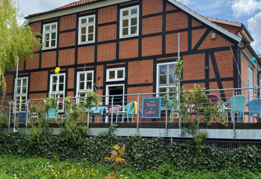 Das Mehrgenerationenhaus Horneburg von au&szlig;en fotografiert. Es ist ein Backsteingeb&auml;ude.