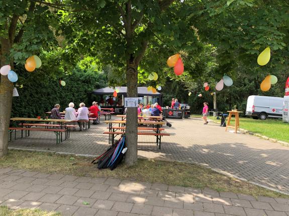 Familienfest in Kroppenstedt mit Luftballons und Bierb&auml;nken